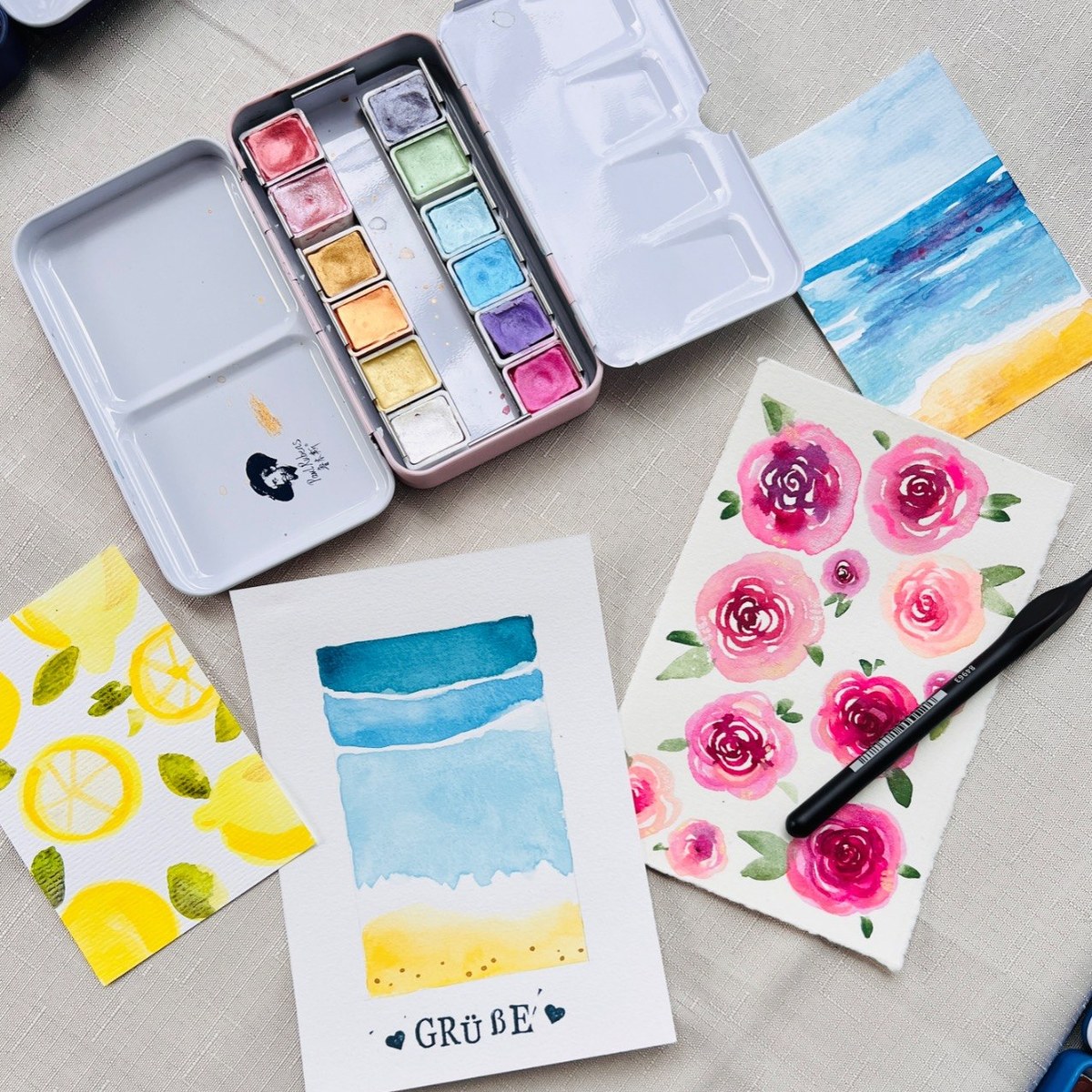 Aquarellfarben und Beispielkarten aus der Kurswelt