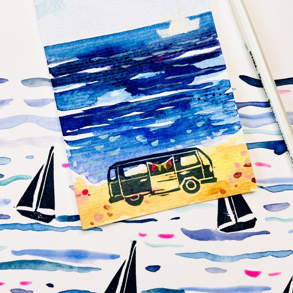 Maritimes Aquarell mit blauem Meer, Segelbooten und gelbem Bus